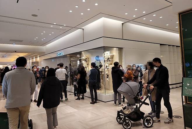 26일 서울 강남 신세계백화점의 샤넬 매장 앞에 줄이 길게 늘어져 있다./사진=이사민 기자