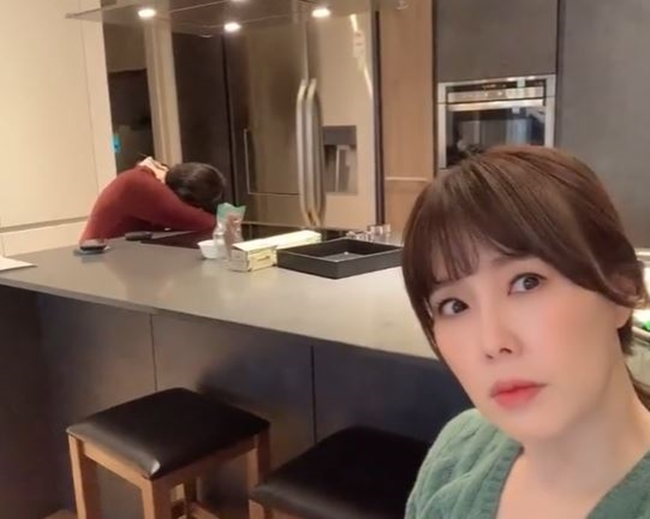 Actor Ha Hee-ra enjoyed baking with his daughter.Ha Hee-ra wrote on his personal Instagram account on December 26, Im not sleeping in the kitchen, Im waiting for the dough I put in the refrigerator in the middle of making cookies.and posted a short video.The video shows Ha Hee-ra and daughter Yoon Seo preparing for baking in a sophisticated Kitchen reminiscent of the set.Ha Hee-ra shows off her invariant beauty, while Yunseo lies down, head back on the table.Actor Jeon In-hwa, who encountered this, leaves a comment saying My daughter is also the best and an emoticon of Umji.