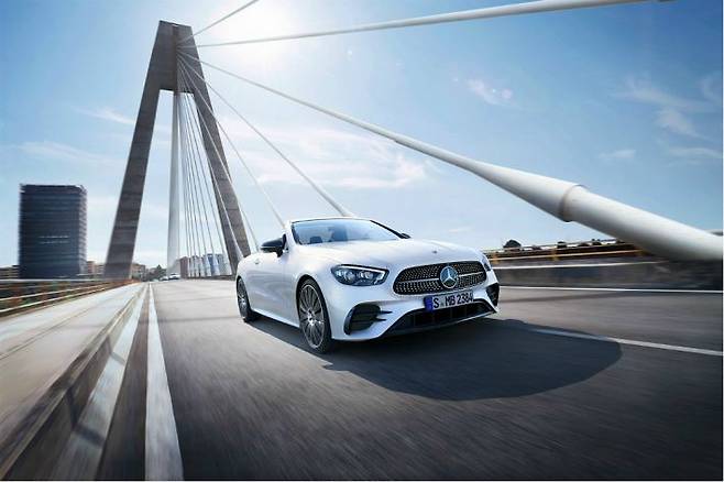 페이스리프트된 신형 E450 4MATIC 카브리올레(사진=벤츠 코리아 제공)