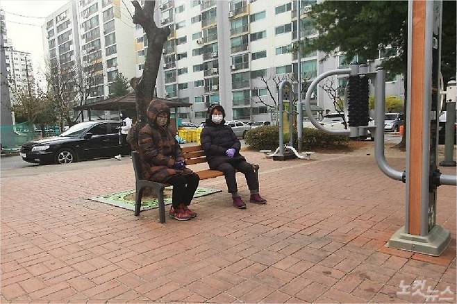 코로나19 여파가 계속되는 지난 10일 오후 노인 2명이 아파트 공원 벤치에 앉아 있다. (사진=유선희 기자)