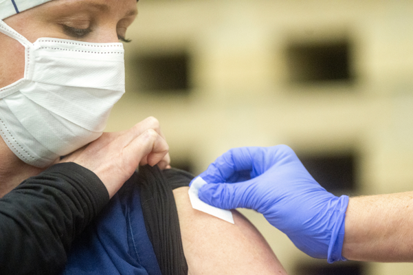 지난 17일(현지시각) 미국 미시간주 맥라렌 플린트 종합병원에서 한 의료종사자가 코로나19 백신을 맞고 있다./AP연합뉴스