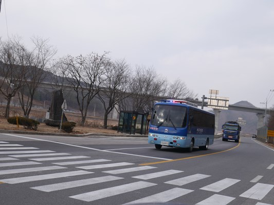 청송방면 고속도로청송IC입구에서 경북북부제2교도소 수용자들을 이감하고있는 구치소 호송차량이 지나가고있다ⓒ청송군