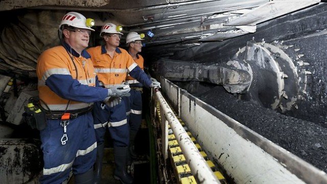 호주 광부들이 탄광에서 캐낸 석탄을 컨베이어벨트로 운반하고 있다. [The Australian]