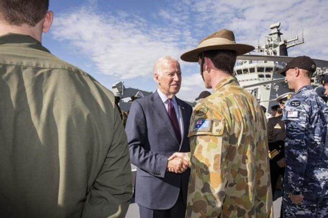 조 바이든 미국 대통령 당선인이 부통령 신분으로 2016년 호주를 방문했을 때 호주군 병사와 악수하고 있다. [US DOS]