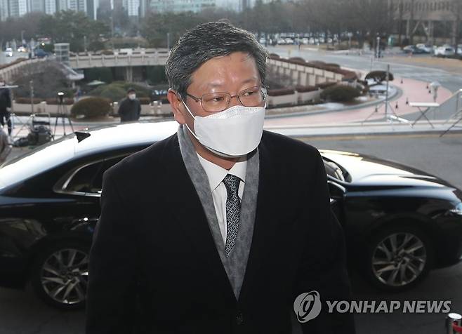 윤석열 징계 2차 심의…출근하는 이용구 차관 (과천=연합뉴스) 임헌정 기자 = 윤석열 검찰총장에 대한 검사징계위원회 2차 심의가 열리는 15일 오전 정부과천청사에서 이용구 법무부 차관이 출근하고 있다. 2020.12.15 kane@yna.co.kr