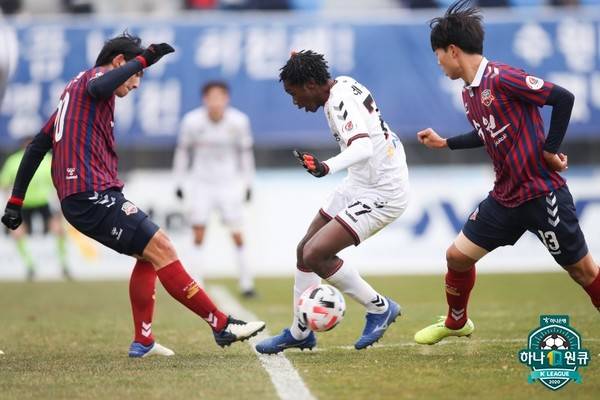 수원FC와 경남FC의 플레이오프, 양 팀 모두 험멜의 상징인 화살표 마크 유니폼을 입고 있다.