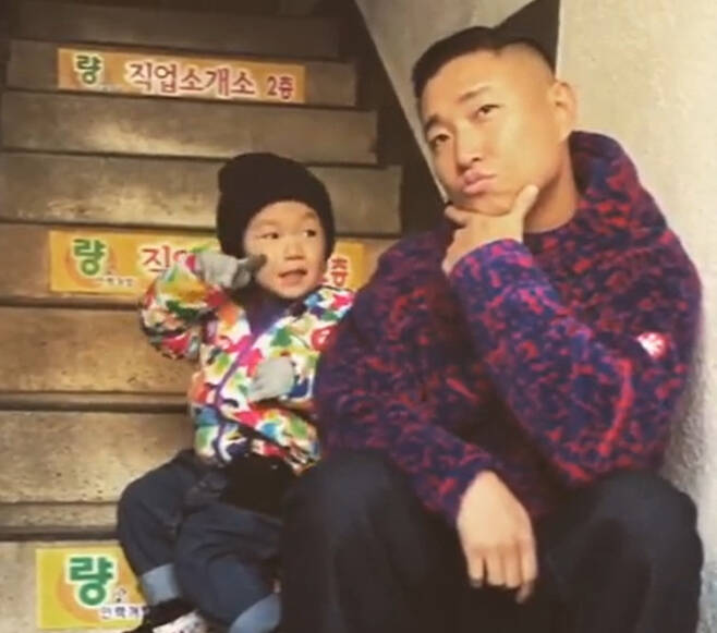 Seoul:) = Rapper Gary expressed his feelings about getting off The Return of Superman.Gary posted a video taken with his son Hao during the first filming of KBS 2TV The Return of Superman on his instagram on the afternoon of the 27th, and posted Thank you to all those who loved All New Year Hao during the first filming of The Return of Superman a year ago.I will raise it as well as you have given me a great love, he said. The Return of Superman crew members have been so hard and I am so grateful to you for thinking of Hao as a pro-joka.Gary also said, Please cheer up your mom and dad who are parenting in a difficult time.Meanwhile, Gary Hao got off the show on the 27th last time in The Return of Superman.