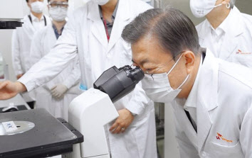 문재인 대통령이 지난 10월 15일 ‘코로나19’ 백신 개발 기업인 경기도 성남 소재 SK바이오사이언스를 방문, 세포배양실에서 현미경을 들여다보고 있다. [연합]