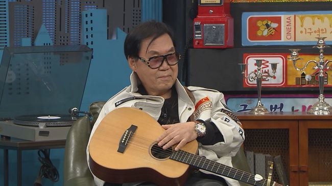 Song Chang-sik makes Bomb remarks about Cho Yeong-namMBC Everlon Video Star, which will be broadcast on December 29, will feature Cecibong members Cho Young-nam, Song Chang-sik, Kim Se-hwan and South Koreas leading guitarists With feature code, Ali and Kang Seung-yoon.Cho Young-nam and Kim Se-hwan said they are suffering from Song Chang-siks unusual lifestyle pattern.Song Chang-sik usually wakes up at 2 oclock and starts other activities from the evening after completing his routine.The members of Cecibong complained that the video star recording was also late due to Song Chang-sik.In particular, Cho Young-nam laughed at Song Chang-sik as he lifted the guitar and said, Its because of this guy.Song Chang-sik then made a Bomb comment on Cho Yeong-nam.Song Chang-sik embarrassed Cho Young-nam, saying, Lingnan should rest for five more years when I open my mouth.Song Chang-sik said, Lingnan has a brother and a woman, but he has raided. Cho Young-nam said, I do not remember.So Song Chang-sik mentioned the blindness and made the scene go crazy.The show will also feature nice faces.Shin Seung-hoon, Yoo Hee-yeol and other South Korean top artists also expressed their respect for the song feature code, Song Chang-siks call to the studio in a month.Song Chang-sik said, I have to have a good code with me to sing. He showed a rich stage with a fantastic breath with only a good code and eyes.