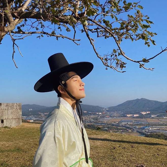 Singer and actor Myoeng-su Kim has revealed his current status.On December 28, Myoeng-su Kim posted three photos on his instagram with an article entitled Blade of the Phantom Master and Myoeng-su Kim.Myoeng-su Kim, who wore a hat in the public photo, is showing off her refreshing charm. Myoeng-su Kims bright atmosphere catches her eye.The netizens who watched the photos responded I am so handsome and I am watching the drama well.Meanwhile, Myoeng-su Kim is appearing on KBS 2TV monthly drama Blade of the Phantom Master: Jo Xianbei Smuggling Team.
