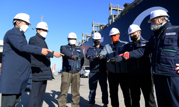 친환경 선박설비 전문업체 KJMS 직원들이 통영사업소에서 스크러버 부착작업 시작에 앞서 안전구호를 외치고 있다.