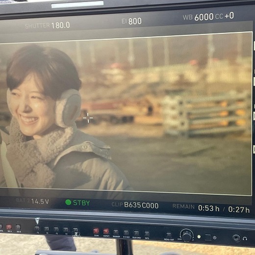 Actor Lee Se-young has unveiled a behind-the-scenes cut of KairosLee Se-young wrote on Instagram on the 28th, I was able to live as an ari for seven months, and I was grateful and happy to be able to be with my precious staff, writers, bishops and seniors.Lee Se-young said, Although there were many difficult situations due to corona, I was able to shoot safely with the help of many people. Every moment I worked on Kairos was fun and brilliant.I still have a lot of things to lack, but thank you for your affection and support. I will show you how you will grow in the future. Lee Se-young, who was in the photo together, posed alongside singer and actor Kang Seung-yoon and actor Lee Joo-myeong, who breathed as a best friend in the play, and attracted attention with his hairy charm with his hair roll.Meanwhile, MBC Mon-Tue drama Kairos, starring Lee Se-young, ended on the 22nd.