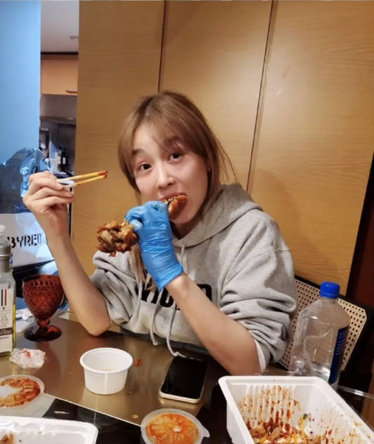 Ock Joo-hyun caught the eye by showing Mukbang of Yamujin foot.On the 29th, Ock Joo-hyun released a picture of his dinner through his Instagram.Ock Joo-hyun, who gained sympathy from many people by leaving the Higher Highlights of the Pork, laughed at the public photo by showing Mukbang, who put on gloves and raised shrimp on his paws.On the other hand, Ock Joo-hyun, who made his debut in 1998 with Group Pink, is currently appearing in musical Monte Cristo and will appear in musical Wicked which opens in February next year.: Ock Joo-hyun Instagram