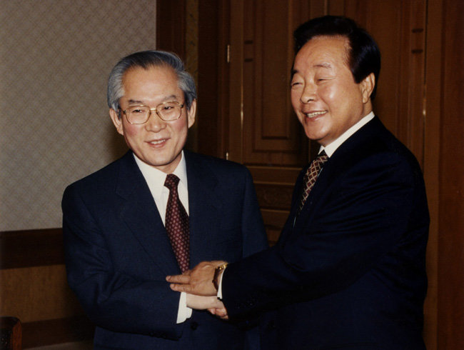1996년 1월 22일 청와대에서 김영삼 당시 대통령이 이회창 전 국무총리를 만나 악수하고 있다. [동아DB]