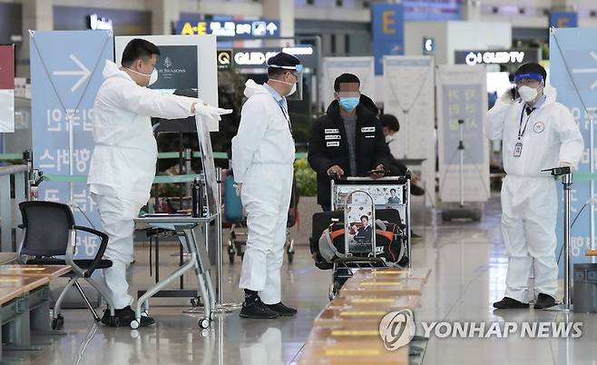 방호복 입고 안내하는 관계자들 (영종도=연합뉴스) 김도훈 기자 = 영국발 변이 코로나19 바이러스가 국내에서 확인되는 등 코로나19 확산이 계속되고 있는 지난 28일 오전 인천국제공항 1터미널 입국장에서 방호복을 착용한 관계자들이 해외입국객을 안내하고 있는 모습. superdoo82@yna.co.kr