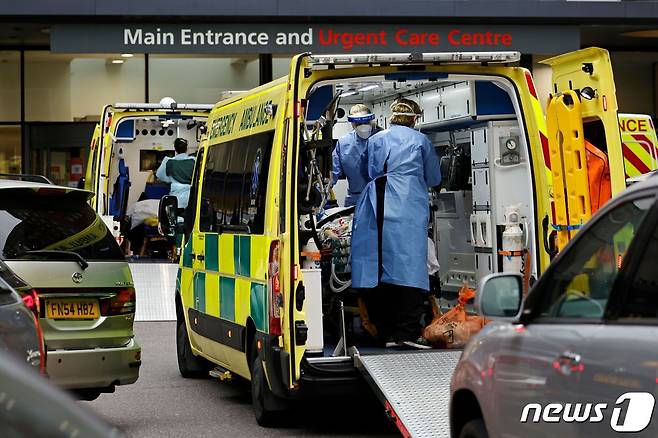 29일(현지시간) 영국 가이 병원 주차장에서 응급차가 환자를 병원 안으로 이송하고 있다. © AFP=뉴스1
