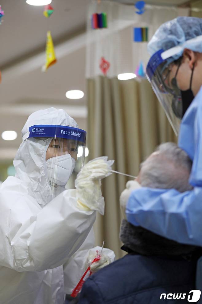 29일 오후 광주 북구 한 노인 주간보호센터에서 북구보건소 의료진들이 코로나19 검사를 위해 어르신들의 검체를 채취하고 있다. 2020.12.29 /뉴스1 © News1 황희규 기자