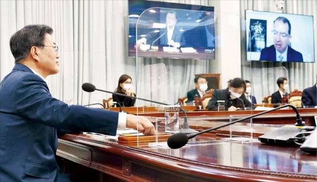 < 文대통령, 모더나 CEO와 화상통화 > 문재인 대통령이 지난 28일 청와대 여민관 영상회의실에서 미국 제약회사 모더나의 스테판 반셀 최고경영자(CEO)와 코로나19 백신 구입과 관련해 화상통화를 하고 있다. 청와대 제공