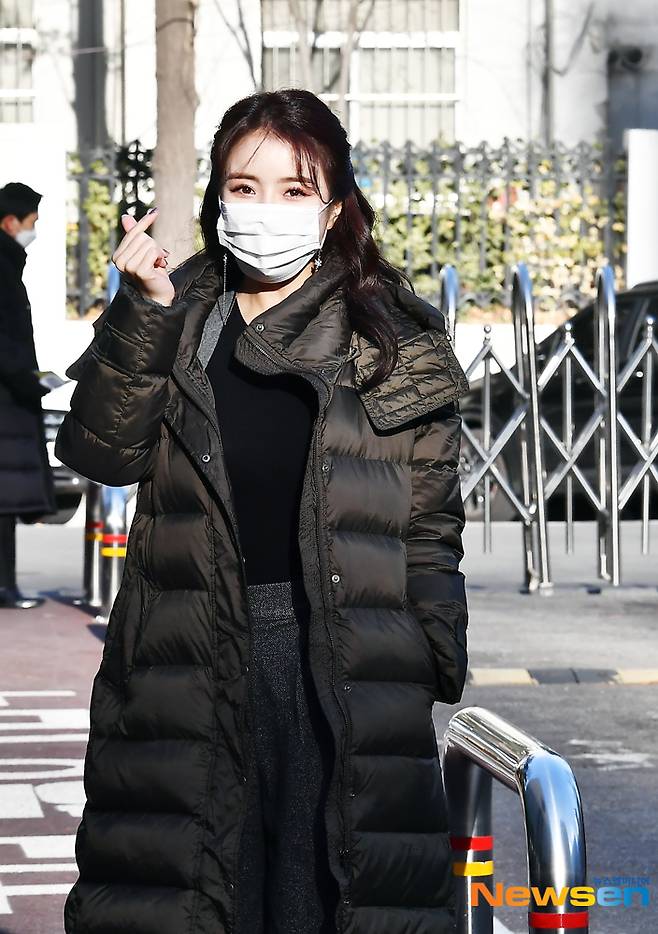 Singer Seol Ha-yoon is entering the KBS New Pavilion in Yeouido, Seoul for the broadcast recording on the morning of December 30th.