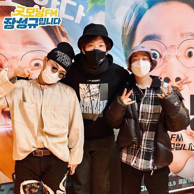 Good Morning.Rapper MershVenom has released a radio-certified photo of him with Lilboy and Jang Sung-kyu.On December 30, MershVenom posted a picture on his personal instagram with an article called # Good Morning.In the open photo, MurshVenom is posing with rapper Lil Boy and Jang Sung-kyu announcer.Especially, I was attracted to the appearance of Mersh posing I am pretty?