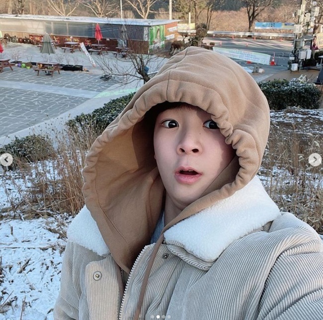 Singer Jung Dong-won has been thrilled by the sudden news of the snow.Jung Dong-won posted a picture on December 30th instagram with an article entitled You have been snowing in Hadong since dawn! Watch out for Flu because it is cold weather.Jung Dong-won in the photo is wearing Hat and looking at his eyes. His round eyes and surprised mouth are very cute.It is a lovely Jung Dong-won, like a immaculate face resembling white eyes.
