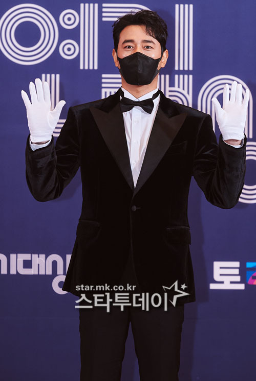 Actor Jo Han-sun poses at the 2020 MBC Acting Grand Prize Awards held at MBC Public Hall in Sangam-dong, Seoul on the afternoon of the 30th.The awards were made by broadcaster Kim Sung-joo as a sole MC, and the safety of all performers and staff was the top priority in preparation for the new coronavirus infection (Corona 19), and it was conducted in accordance with the government guidelines related to broadcasting production.