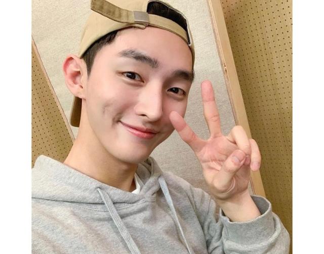Singer Yoon Ji-sung gathered his Sight with a mischievous expression.Yoon Ji-sung posted a picture on his SNS on the 31st with an article entitled Thirty-one years old from tomorrow. Yaho!In the photo, Yoon Ji-sung shows off his cute visuals with a V-pose, and he shows off his charm with a smile full of playfulness while wearing his hat upside down.Meanwhile, Yoon will appear on the star TV Idol League, which will air next month with Kim Jae-hwan. The two have acted as former group Wanna One.On the 25th, Yoon Ji-sung held 2020 Online Fan Meeting - East and Hwa.