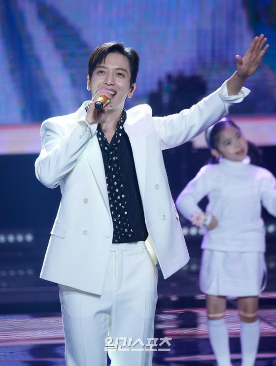 Singer Jung Yong-hwa is celebrating the 2020 KBS Acting Grand Prize held at Seoul Yeouido KBS on the night of the 31st.Photo: KBS Provides 2020.12.31