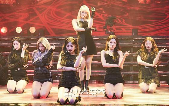 Group (G)I-DLE is performing on stage at the 2020 MBC Song Festival, which was held on Online Live on the afternoon of the 31st.