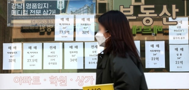 서울 서초구의 한 부동산 사무소에 매물 정보가 붙어 있다. /뉴스1