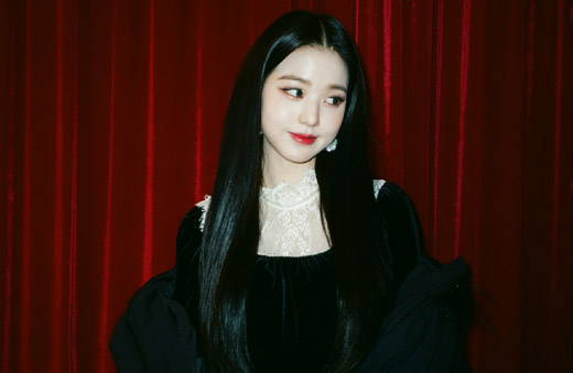 Jang Won-young, a member of girl group IZ*ONE, boasted of the goddess visual.On the 31st, MPD official Twitter Inc. posted a picture of Jang Won-young with the article I am with Mtu in 2021 with a memory flash of December recorded with a film camera.In the photo, Jang Won-young is wearing elegant costumes with simple black hair and making a pretty look. Especially, the perfect features and neat atmosphere attract attention.The netizens who saw this showed various reactions such as It is so beautiful, Goddess and I love you.On the other hand, the group IZ*ONE, which Jang Won-young belongs to, made a comeback with the release of the fourth mini album One-reeler on the 7th.