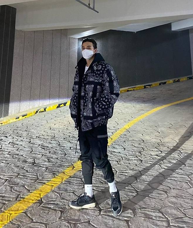 Actor Kim Ji-hoon told her daily life.Kim Ji-hoon posted a heart emoticon on December 31 with his article Good end of the year in his instagram.Kim Ji-hoon in the photo released together is wearing a mask on a casual look.Despite the masks covering the lower pipe, I can feel his handsome appearance on his small face, dark tee zone, and the proportion of luxury goods that complete the fashion of the cunning also catches my eye.