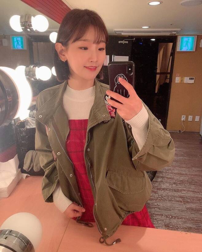 Actor Park So-dam reveals recent statusPark So-dam posted several photos on his SNS on December 31 with an article entitled Meet me today, meet again on January 1.Park So-dam in the photo showed off her simple beauty with a sophisticated makeup and a knife-haired hairstyle.Park So-dam oozed cute charm as she posed V through mirror selfieMeanwhile, Park So-dam is appearing on the JTBC entertainment program Gamseong Camping.