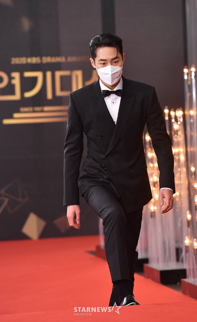 Actor Lee Jae-wook is stepping on the red carpet at the 2020 KBS Acting Awards ceremony held at KBS in Yeouido, Seoul, on the afternoon of the 31st. / Photos
