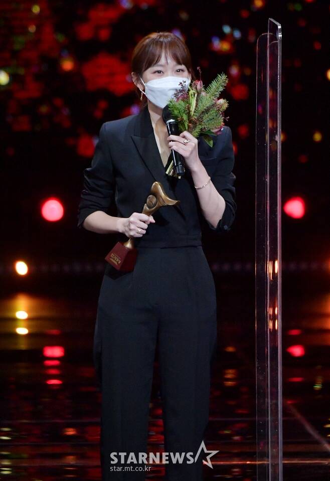 Actor Jin Ki-joo is presenting his feelings after winning the Blue Dragon Film Award for Best Couple Award at the 2020 KBS Acting Awards ceremony held at KBS, Yeouido, Seoul on the afternoon of the 31st./ Photos
