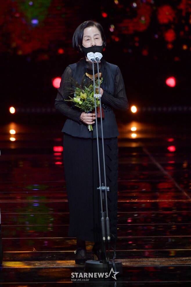 Actor Son Sook is giving a testimony after winning the awards for the series single-act drama at the 2020 KBS Acting Awards ceremony held at KBS, Yeouido, Seoul on the afternoon of the 31st./ Photos