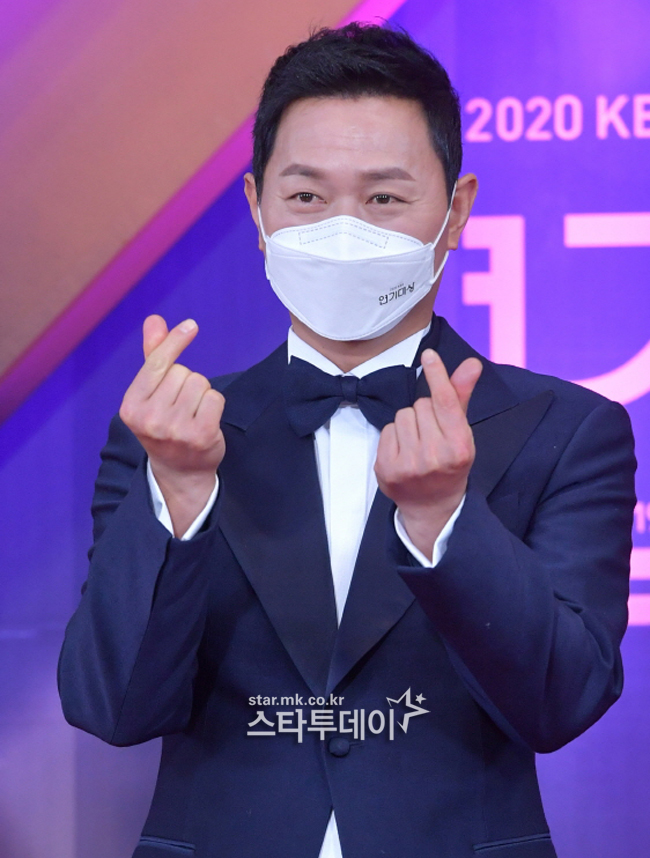 2020 KBS Acting Grand PrizeThis 31st evening was held at KBS in Yeouido.Actor Kim Yu-seok is attending the ceremony red carpet event.2020 KBS Acting Grand PrizeThe actors Lee Sang-yeop, Jo Boa and Do Kyung-wan announcer took charge of the progress.