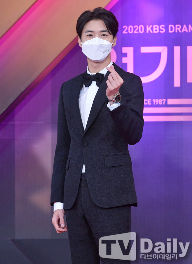 2020 KBS Acting Grand PrizeRed Carpet event was held at KBS in Yeouido, Seoul on the night of the 31st.Seo Ji-hoon, who attended the KBS acting target Red Carpet, is posing.Photo: KBS