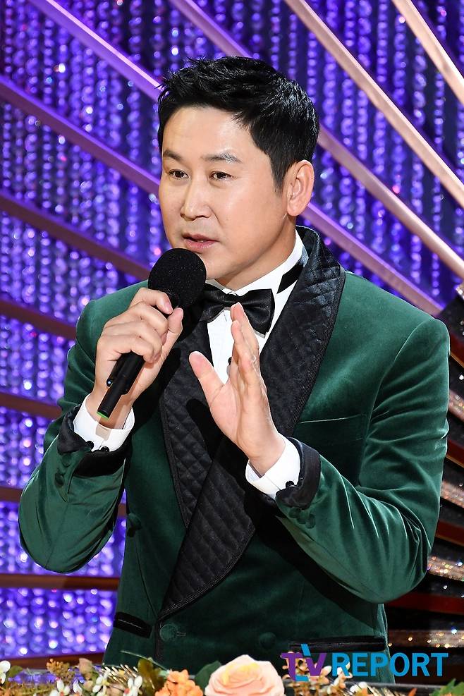 Comedian Shin Dong-yup is conducting 2020 SBS Acting Grand Prize held on the afternoon of the 31st.On the other hand, 2020 SBS Acting Grand Prize, which was conducted by Comedian Shin Dong-yup and actor Kim Yoo-jung, was decorated to commemorate the 30th anniversary of the founding of the works from the legendary drama to the works that gave pleasure to various genres this year.