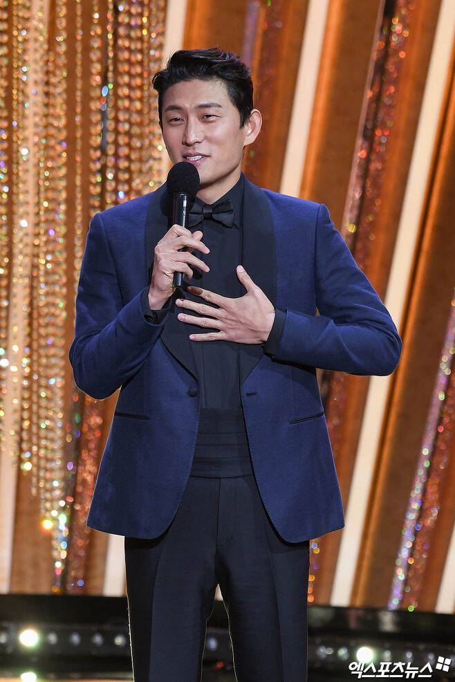 Actor Go Joon, who attended the 2020 SBS Acting Awards ceremony held at SBS Prism tower in Sangam-dong, Seoul on the afternoon of the 31st, is awarding.
