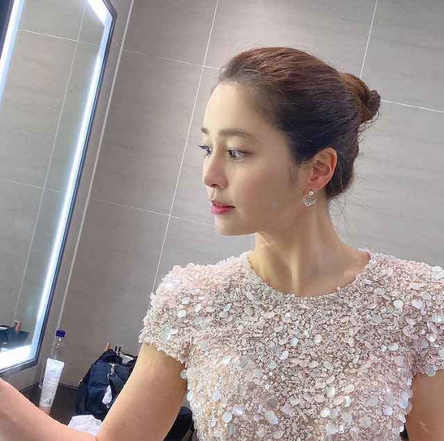 Actor Lee Min-jung shows off her dress figureLee Min-jung posted a picture on his Instagram on the 1st, saying, Thank you so much. Just before I change and wear a mask. 2021 will be full of bright and happy things.The photo shows Lee Min-jung attending the 2020 KBS Acting Grand Prize held on March 31st. Lee Min-jung preparing in the waiting room.Lee Min-jungs extraordinary aura, which shows a long dress figure with a slender body, attracts attention.Here, the hairstyle that was neatly combed up was added and full of pureness.Especially Lee Min-jungs beautiful beautiful look in a light smile was admirable.Meanwhile, Lee Min-jung won the Grand Prize and Best Couple Award at the 2020 KBS Acting Grand Prize.