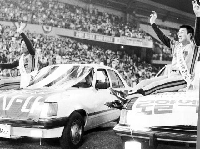당대 최고의 스타였던 최동원 선수(오른쪽). 1984년 정규시즌이 끝나고 최우수선수(MVP)로 선정돼 부상으로 받은 자동차 위에서 포즈를 취하는 모습이다. 한국일보 자료사진