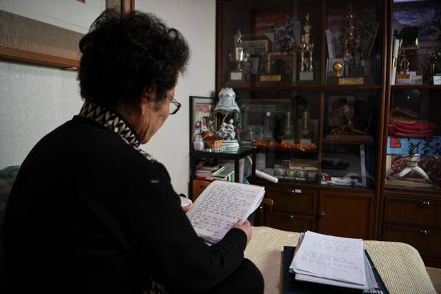 김정자씨가 틈틈이 아들과 관련된 일화를 기록한 공책을 읽어보고 있다. 아들을 그리는 마음은 시가 되기도, 편지가 되기도 한다. 부산=이한호 기자