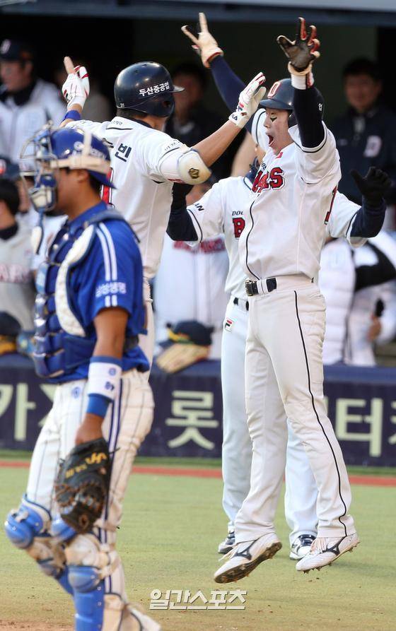 지난 2015년 포스트시즌서 나란히 맹활약한 정수빈과 허경민. 정수빈은 한국시리즈 MVP를, 허경민은 단일 포스트시즌 최다 안타 신기록을 달성했다.