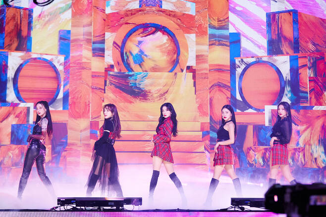 Red Velvet has staged itself in full after a long time.The Group Red Velvet took part in SMTOWN LIVE Culture Humanity (SMS Town Live Culture Humanity), which was held at 1 pm on January 1 (Korea time).Red Velvet presented the regular 2nd album repackage title song Bad Boy and the regular 2nd album title song Picabu stage.Wendy, who was injured during the rehearsal stage of SBS Gayo Festival in 2019 and focused on treatment and recovery, took the stage in a year and set the stage completely in a long time.