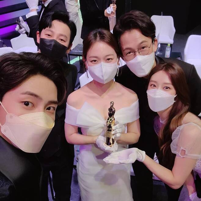 The actors of The Mans Memory Act gathered.Actor Kim Seul-gi posted an article and a photo on his instagram on January 1, I want to see the mans Memory Act He Jin The photo is a self-portrait taken at the 2020 MBC Acting Grand Prize site.Kim Seul-gi, Kim Dong-wook, Lee Ju-bin, Lee Jin-hyuk, and Joo Seok-tae, who worked together in the Memory of the Man, gathered together.Moon Ga-young, who plays He Jin, was absent on a schedule.