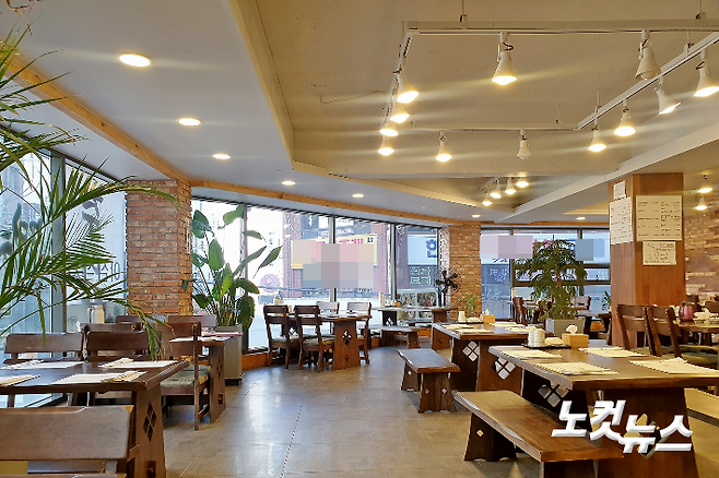 부산지역에도 코로나19에 따른 사회적 거리 두기가 2.5단계로 격상된 가운데, 부산의 한 식당이 점심 시간에도 한산한 모습을 보였다. (사진=송호재 기자)