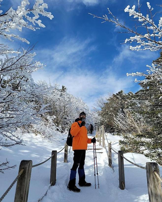 Actor Kim Ji-hoon set out for winter climbKim Ji-hoon told the personal Instagram on January 3, Lets experience Hallasan indirectly. This is the last gobira rough breath before Baengnokdam.I posted a picture with the article.Kim Ji-hoon in the photo has her long hair fixed with a handkerchief and leaves a selfie during the hike, with a small face that looks like a mask and a clear double eyelid.Another photo shows Kim Ji-hoon, who is taking pictures while climbing. The perfect body that digests orange padding is also noticeable.On the other hand, Kim Ji-hoon recently appeared on MBC I live alone and collected topics.