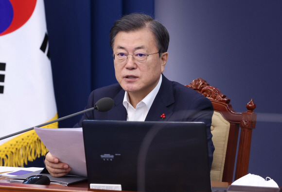 - 문재인 대통령이 28일 오후 청와대에서 열린 수석보좌관 회의에서 발언하고 있다. 2020. 12. 28 도준석 기자pado@seoul.co.kr
