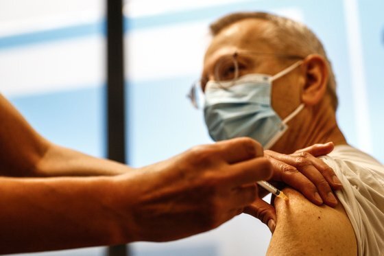 2일(현지시간) 프랑스 파리의 호텔-디유 병원에서 한 의료 종사자가 백신을 맞고 있다. [AFP=연합뉴스]